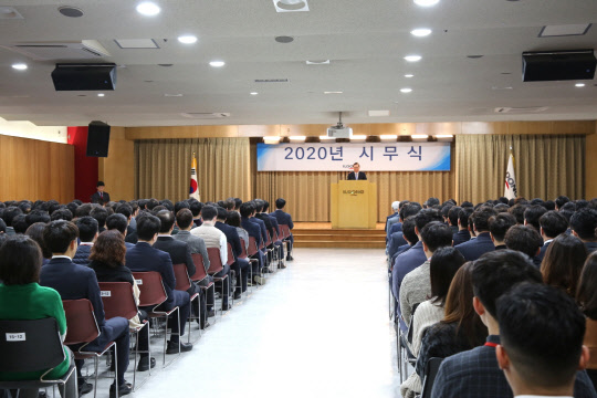 이정치 일동홀딩스 회장이 2일 양재동 본사에서 진행된 2020년 시무식에서 올해의 경영지표를 발표하고 있다. 일동제약그룹 제공